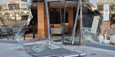 Avcılar’da makas atan sürücünün arkadan çarptığı otomobil mağazaya böyle daldı