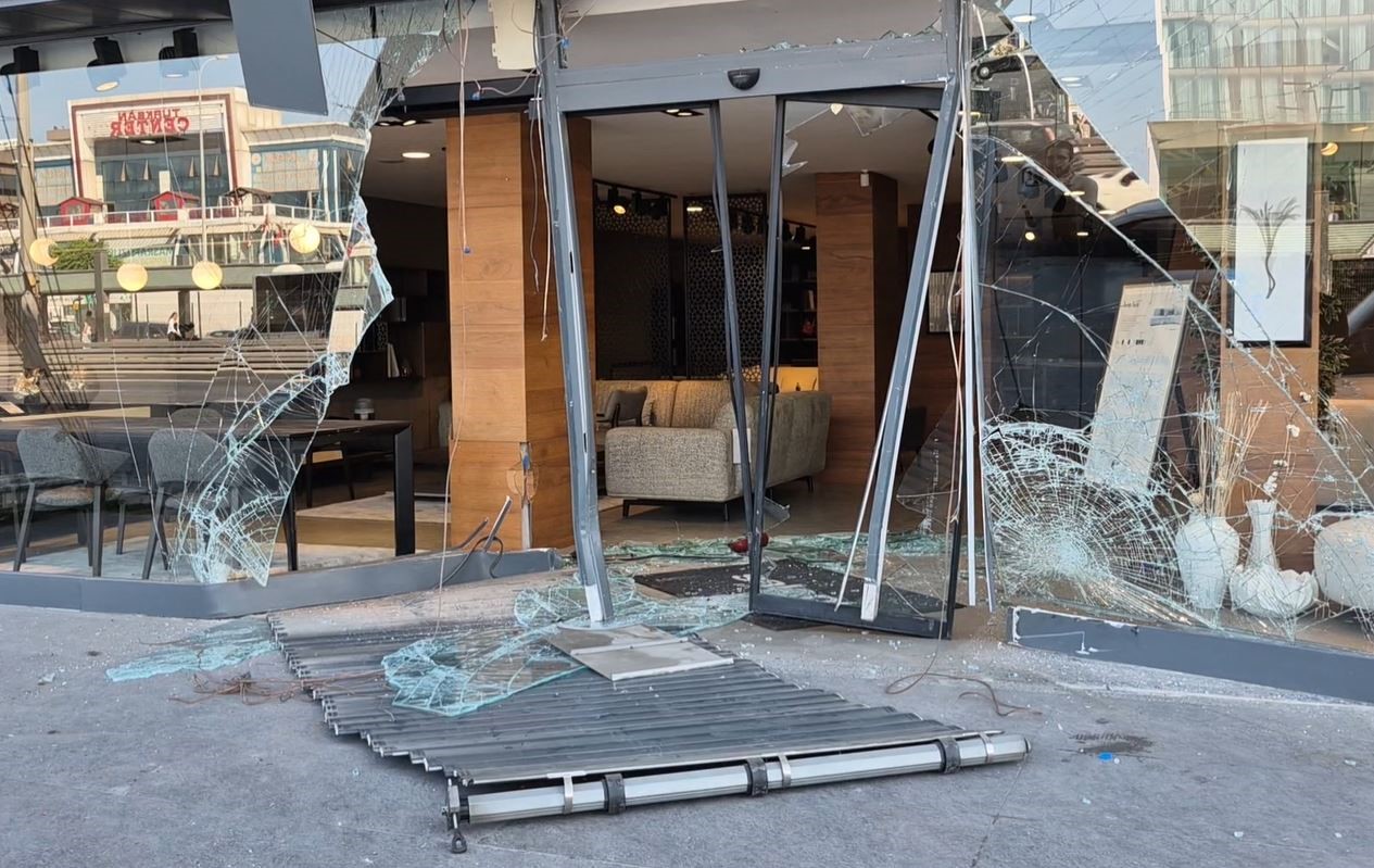 Avcılar’da makas atan sürücünün arkadan çarptığı otomobil mağazaya böyle daldı