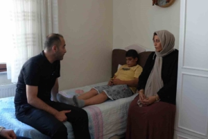 Şiddet mağduru özel çocuğa, Başkan Vekili Karadeniz’den destek ziyareti