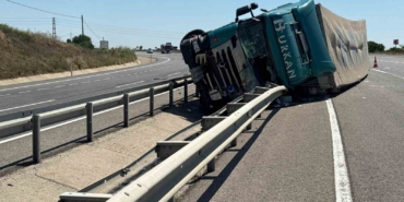 Tekirdağ’da devrilen tırdan refüje savrulan sürücü yaralandı