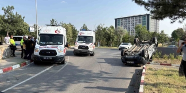 Edirne’de iki otomobil çarpıştı, biri takla attı: 2 sürücü yaralandı