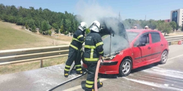 Bilecik’te otomobilin motor kısmında çıkan yangını itfaiye ekipleri söndürdü