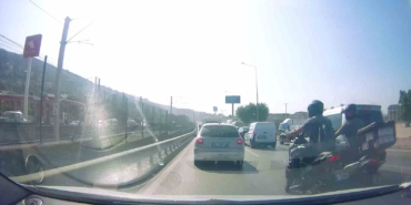 ’Yoğun trafikten kaçayım’ diyen iki motosikletli böyle çarpıştı