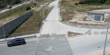 Mahalle sınırındaki kamu yolları beton bloklarla trafiğe kapatıldı