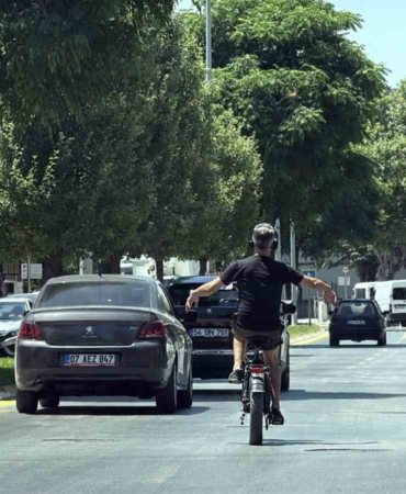 Müziğe kendini kaptırdı: Hem kendi hem de diğer sürücülerin canını tehlikeye attı