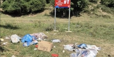 Çevreyi kirletmesinler diye hendek kazdırdı
