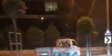 Şehrin göbeğinde "pes" dedirten kural ihlali: Kasasında yolcu taşıyarak ters şeritten ilerledi