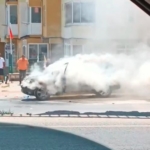 Büyükçekmece’de park halindeki otomobil kendiliğinden alev aldı