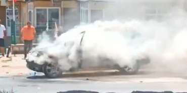 Büyükçekmece’de park halindeki otomobil kendiliğinden alev aldı