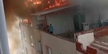 Bursa’da 3 katlı binanın çatı katı alev alev yandı
