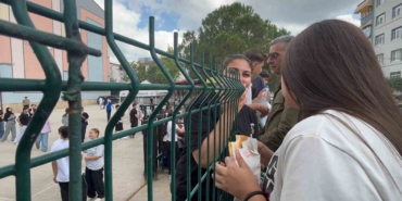 Tel örgü ardında sınav molası: Velilerden çocuklarına moral desteği