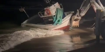 Sakarya’da 8 metrelik balıkçı teknesi karaya oturdu