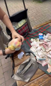 Eyüpsultan’da dilencinin pazar arabasından 35 bin 985 TL ve 10 çeyrek altın çıktı