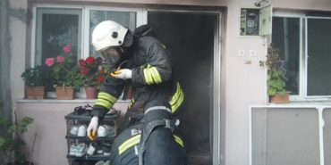 Kardeşinin evi yanan yaşlı kadını, itfaiye eri sarılarak teselli etti