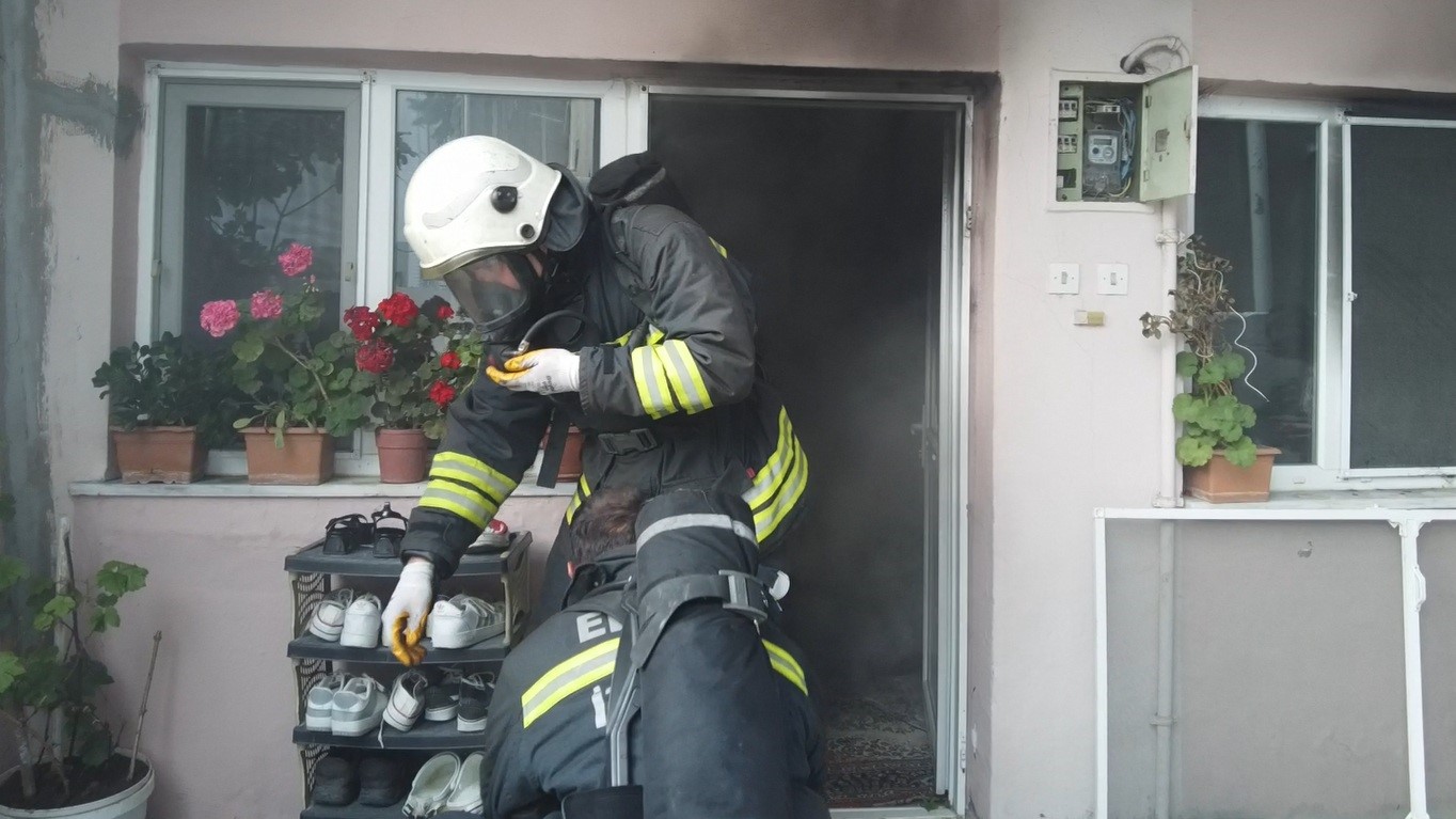 Kardeşinin evi yanan yaşlı kadını, itfaiye eri sarılarak teselli etti