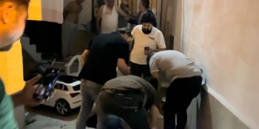 Bursa’da sıcak dakikalar: Ekiplerden kaçmaya çalışan aranan şahsın yakalanma anı kamerada