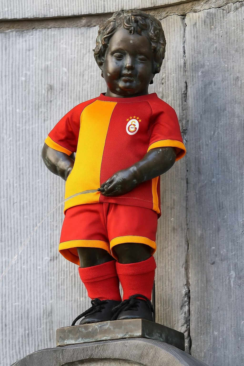Galatasaray’ın 5 yıldızlı forması, 406 yıllık Manneken Pis heykeline giydirilecek