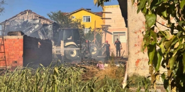 Sakarya’da ahır ve samanlıkta yangın