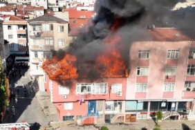 Bağcılar’da çatı yangını: Alevler yan binaya sıçradı