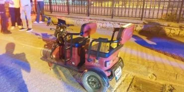 Sakarya’da otomobilin çarptığı elektrikli bisikletteki anne ve kızı yaralandı