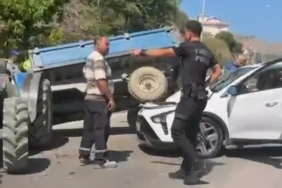 Otomobil traktöre arkadan çarptı