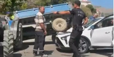 Otomobil traktöre arkadan çarptı