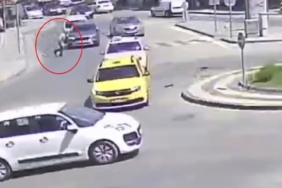 Görenleri hayrete düşüren kaza kamerada... Otomobilin çarpmasıyla savruldu hiçbir şey olmamış gibi yoluna devam etti