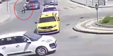 Görenleri hayrete düşüren kaza kamerada... Otomobilin çarpmasıyla savruldu hiçbir şey olmamış gibi yoluna devam etti