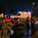 Bayrampaşa’da kontrolden çıkan otomobil bariyerlere saplandı