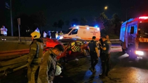 Bayrampaşa’da kontrolden çıkan otomobil bariyerlere saplandı