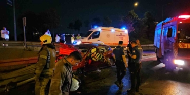 Bayrampaşa’da kontrolden çıkan otomobil bariyerlere saplandı