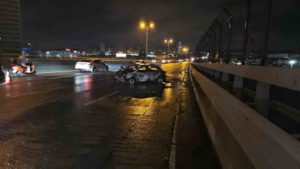 Bayrampaşa’da yayaya çarpmamak için bariyerlere vuran araç alev alev yandı