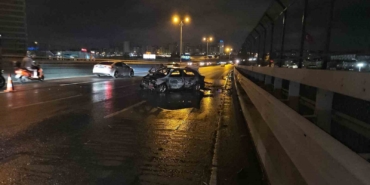 Bayrampaşa’da yayaya çarpmamak için bariyerlere vuran araç alev alev yandı