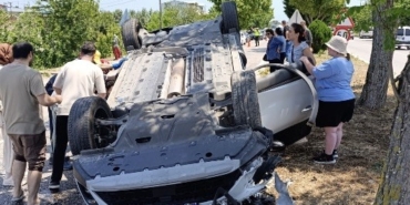 Ters dönen araçta sıkışan sürücüyü itfaiye kurtardı