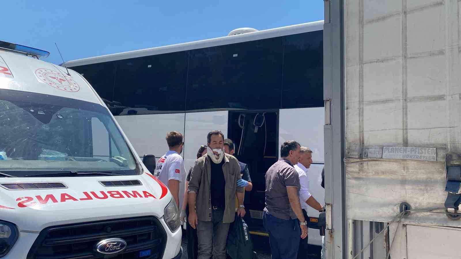 TEM’de 2 tır ve yolcu otobüsü kazaya karıştı: 1’i ağır 3 yaralı