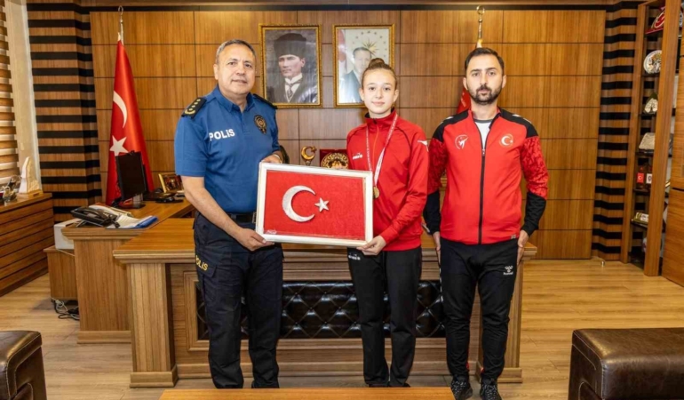 Taekwondo şampiyonu Ebrar Çakır’ı makamında ağırladı