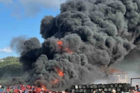 Plastik kasalar tutuştu, gökyüzünü siyah duman kapladı