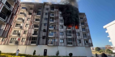 Çanakkale’de bir sitede çıkan yangında 10 kişi dumandan etkilendi