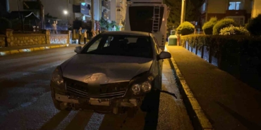 Otomobil kazasında kapılar sıkıştı, yolcuları vatandaşlar kurtardı