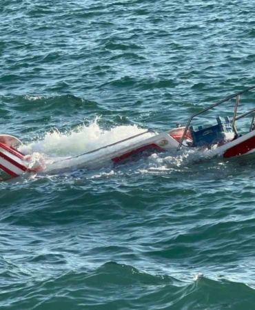 Ayvalık’ta demirli olan balıkçı teknesi su alarak battı