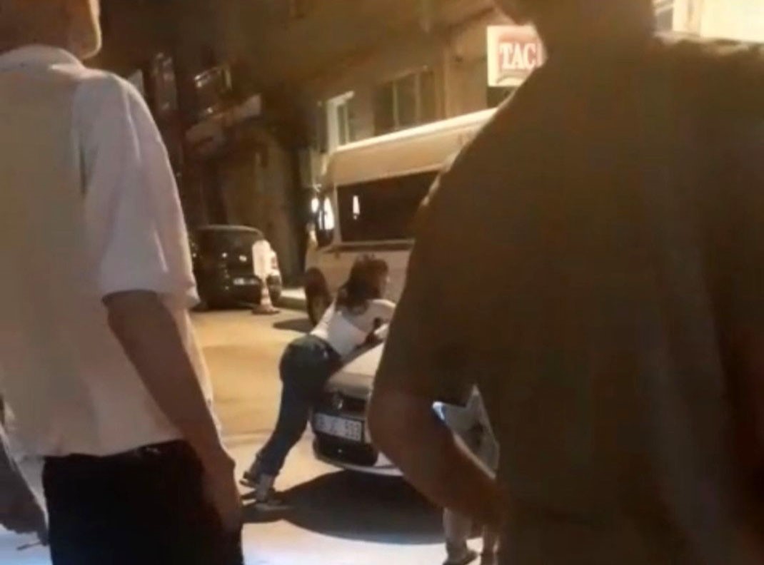 Bursa’da sokak ortasında film gibi olay: Kaputa asılan kadın araçla birlikte sürüklendi