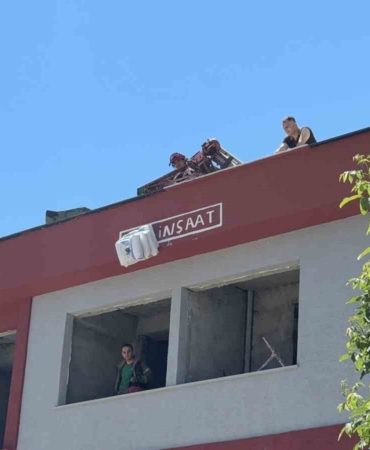 Başakşehir’de elektrik akımına kapılan işçi inşaattan düştü