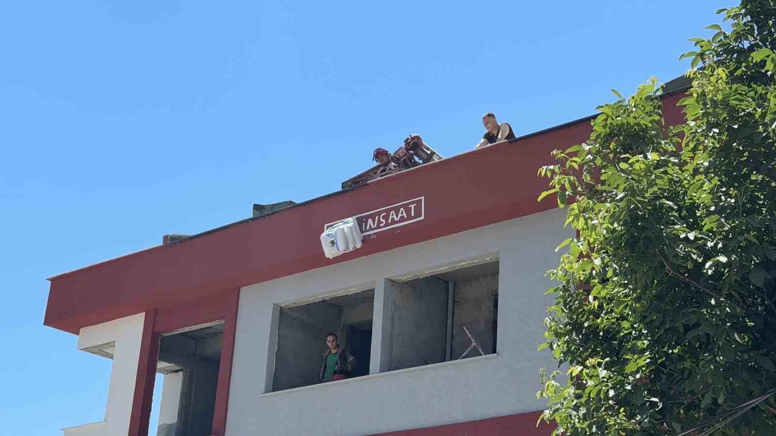 Başakşehir’de elektrik akımına kapılan işçi inşaattan düştü