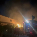 Otluk alanda başlayan yangın, tül fabrikasına sıçradı