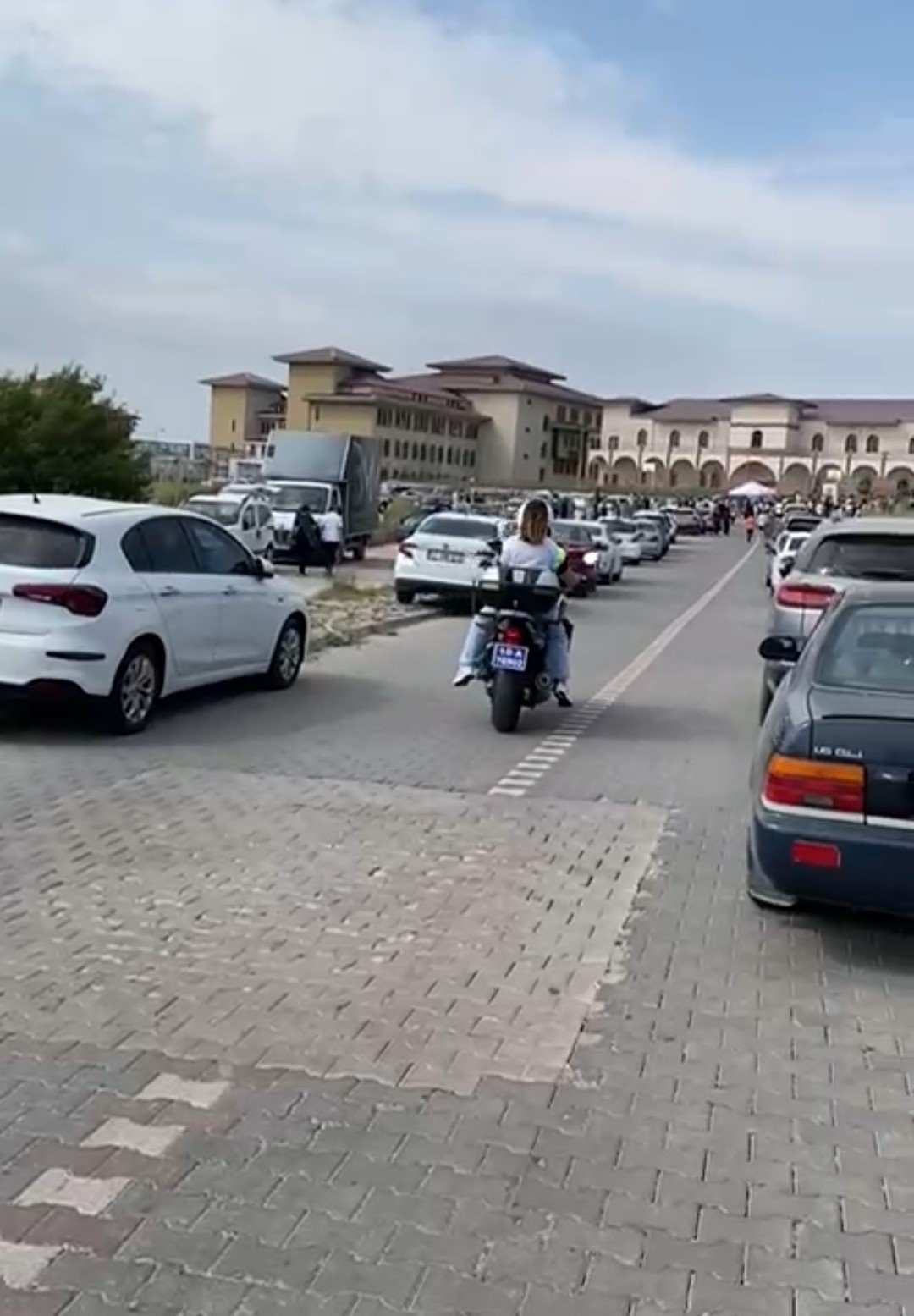 Bandırma’da polis zamana karşı yarıştı, geç kalan öğrenci son anda sınava yetişti