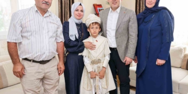 Bilecik Valisi Sözer, kazada hayatını kaybeden bekçi Kemal Badalov’un oğlunun sünnet düğününe katıldı