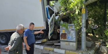 Erdek Ocaklar’da kaza: Freni patlayan kamyon ağaca çarptı