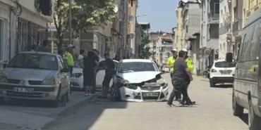 Bursa’da otomobiller çarpıştı: 3 yaralı