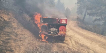 Orman yangınında ekiplerin zor anları: Arazöz alevlerin ortasında kaldı