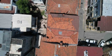 Fatih’te 3 katlı binanın balkonu çöktü, bina tahliye edildi